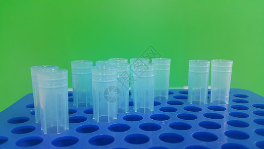 在带有空洞的微滴盒中 特写蓝色微升小提示的视图生命科学实验室仪器补充多管器具增殖液体绿色吸管图片