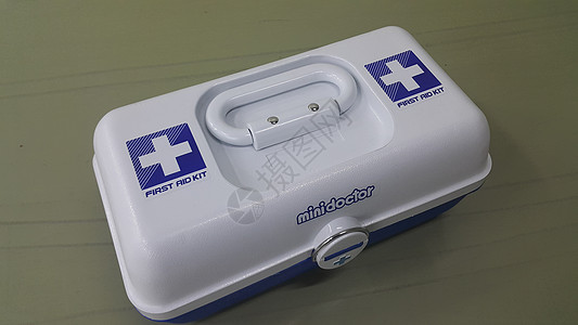 白色医疗箱或带加号或叉号的急救包图片