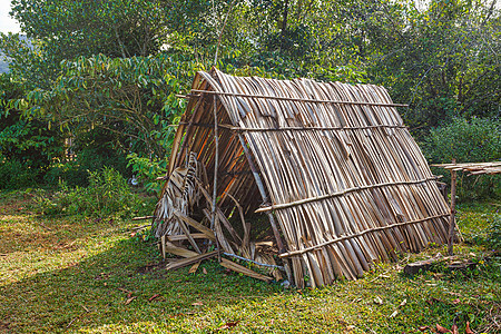 原始的渔夫在木林中流落国家庇护所住宅土著丛林小屋荒野材料生存农村图片