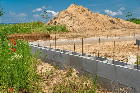 在绿地上建造家庭住宅 建筑图片