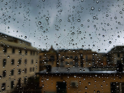 夏季的雨天墙纸季节窗户玻璃雨滴城市液体气候反射街道图片