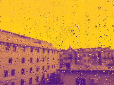 夏季的雨天雷雨城市天气雨滴季节水滴液体窗户反射环境背景图片