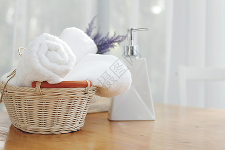 放在浴室桌上的洗手间桌边上 装瓶液肥皂和白毛巾瓶子温泉身体洗澡白色房间产品棉布液体化妆品图片