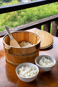 在大木碗中煮熟的美味菜饭 随时可以吃生活食物现实营养街道粮食桌子餐厅盘子美食图片