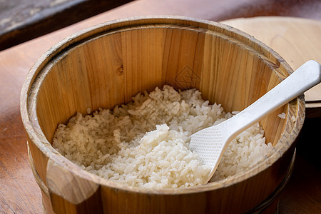 在大木碗中煮熟的美味菜饭 随时可以吃食物粮食文化勺子烹饪营养主食木头餐厅生活图片