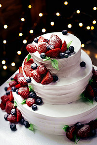 3个草莓和浆果蛋糕 加霜冻图片