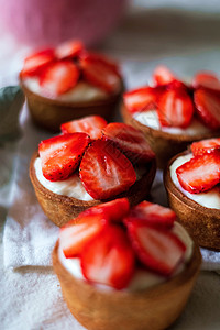 小草莓和奶油松果背景图片
