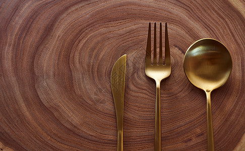 金刀 叉子和勺子就躺在一棵树上 木制桌子上 有复制空间刀具白色餐具烹饪合金金属服务饭馆用具银器图片