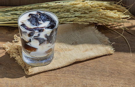 一杯新鲜鲜奶草果酱 Dessert药草胶或果冻甜点牛奶烹饪冷却小吃杯子饮料木头美食麻布图片