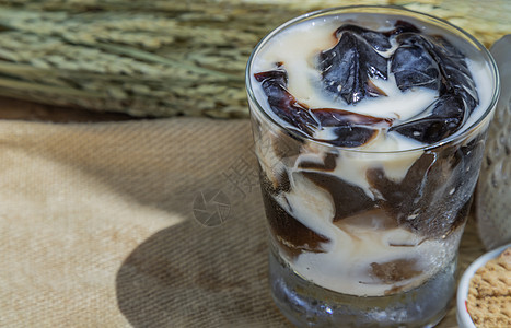 一杯新鲜鲜奶草果酱 Dessert药草胶或果冻烹饪美食草本植物杯子饮料木头大豆冷却干花麻布图片