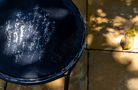 阳光照在后院的黑钢椅子上图片