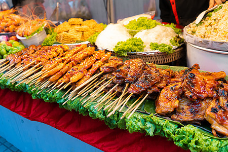 亚洲街头食品市场 食品柜台 小烧烤棍上也叫Satey旅游食物小吃炙烤盘子油炸街道肉丸摊位烹饪图片