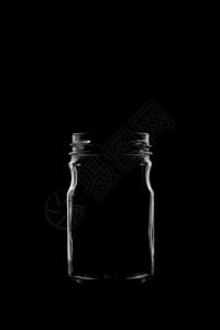 黑色背景上美丽形状的瓶子的轮光粉片反射威士忌奢华玻璃水晶美食酒吧设计酒精餐厅图片