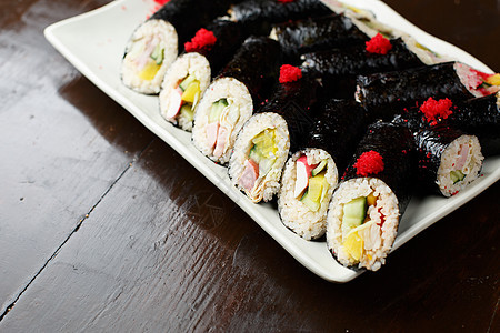 一组朝鲜人卷在白色板块的黑贝壳上餐厅盘子季节性辣椒胡椒香料文化植物红色图片