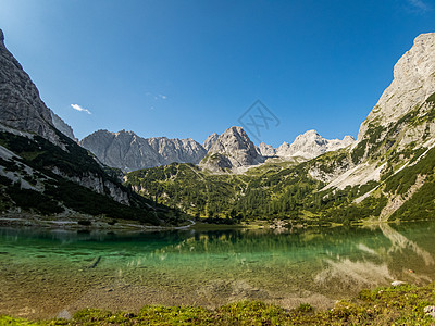 在蒂罗尔州埃尔瓦尔德附近的Seebensee和Drachensee岩石阳光山地行晴天农村全景旅游旅行娱乐顶峰图片