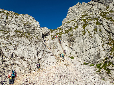 岚山渡月桥附近的阿尔卑斯山经渡月登山远足岩石娱乐梯子危险高度首脑保险丝保险背景
