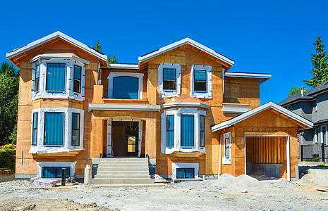 蓝色天空背景正在建造的新型新住宅房牌 以蓝天背景车库家庭建筑门阶车道石头邻里房子关系碎石图片