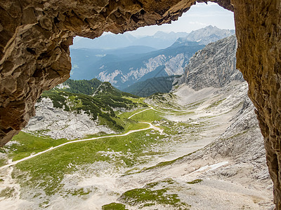 岚山渡月桥附近的阿尔卑斯山经渡月首脑高山高度远足危险岩石风险登山假期冒险背景