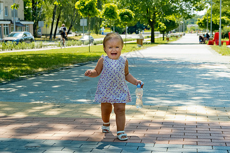 一个小女孩走在人行道上哭泣女孩小姑娘街道孩子公园女儿儿童愤怒女性城市图片