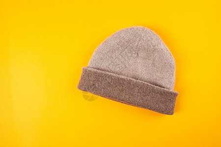 黄色背景的Beige编织帽季节材料针织女性羊绒羊毛毛衣衣服帽子羊驼图片