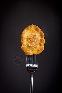 在叉子上煎玉米饼玉米蔬菜油炸美食油条饼子食物面包棕色小吃图片