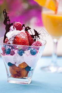 水果沙拉加冰淇淋坚果白色食物玻璃巧克力覆盆子果汁橙子酸奶红色图片