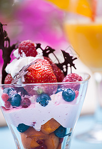 水果沙拉加冰淇淋坚果橙子酸奶白色美食覆盆子红色玻璃巧克力浆果图片