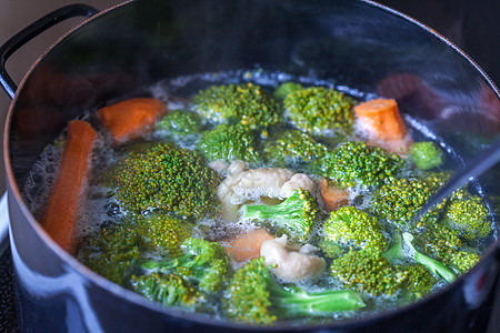 碗中汤汤的特写在桌边营养饮食奶油食物乡村蔬菜厨房美食盘子午餐图片