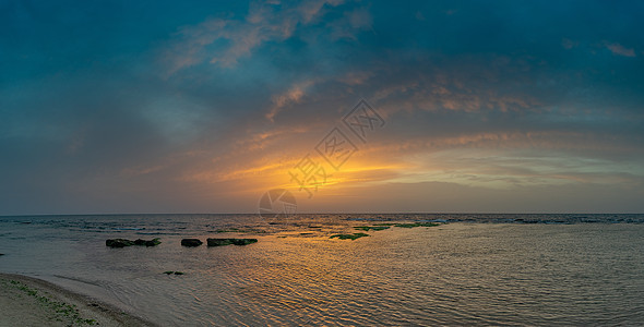 海边水面有悬崖的 色彩多彩的日落假期生态天空旅游海景旅行海岸图片