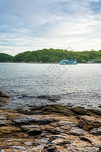 客轮停泊在海上图片