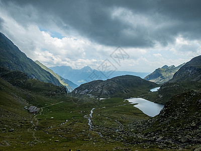 自然公园中Meraner土地的Sponser湖农村湖泊运动石头反射团体雷雨旅游娱乐蓝色图片