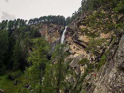 在奥伯里德附近经ferrata通过Lehner瀑布远足悬崖景点公园假期挑战观光流动爬坡压力图片