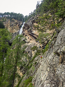 在奥伯里德附近经ferrata通过Lehner瀑布公园远足悬崖挑战观光森林压力肾上腺素勇气假期图片