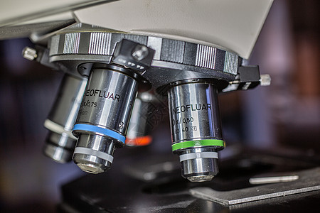 带有目标的显微镜鼻孔放大镜玻璃科学金属光学药品白色镜片黑色劳动图片