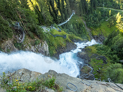 爬上斯图本瀑布岩石森林高山背包旅行溪流运动假期行动冒险图片