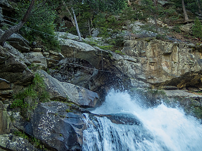 高山瀑布爬上斯图本瀑布娱乐森林旅游运动全景冒险高山农村远足者自由背景