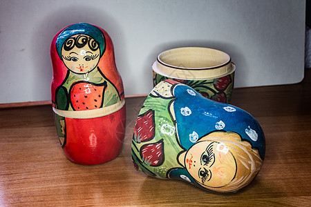 马特罗施拉洋娃娃由彩色涂漆的细木制成绿色店铺盒子水手棕色娃娃套娃红色蓝色图片