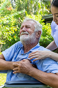 老年退休者在接受医疗保健时 心脏病发作退休人士女士病人医院情况医生照顾者伤害男人图片