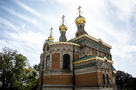 俄罗斯教堂与达姆施塔特洋葱圆顶喷泉蓝色天空反思地标上帝盆地纪念碑图片