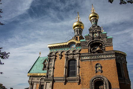 俄罗斯教堂与达姆施塔特洋葱圆顶喷泉纪念碑盆地反思上帝地标蓝色天空图片