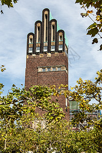 在达姆施塔特作为里程碑的婚礼塔树木棕色地标纪念碑指针蓝色天空绿色手指艺术品图片