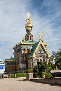 俄罗斯教堂与达姆施塔特洋葱圆顶喷泉盆地反思蓝色天空上帝纪念碑地标图片