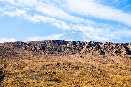 洛基干燥的黄悬崖山脊对着浅蓝天空图片