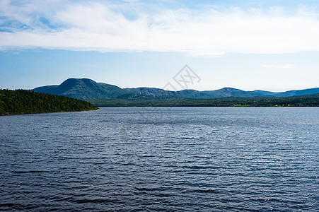 林山与林山之间的湖泊图片