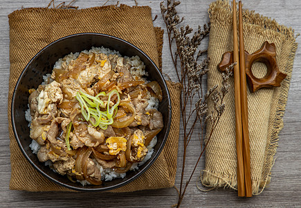 炸鸡块盖饭配有蛋和洋葱的日本猪饭碗唐布里植物食物盖饭麻布美食干花午餐筷子文化蔬菜背景