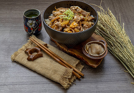 配有蛋和洋葱的日本猪饭碗唐布里饮食盖饭文化蔬菜烹饪筷子干花食物美食绿茶图片