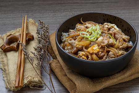 配有蛋和洋葱的日本猪饭碗唐布里美食绿茶饮食食物植物烹饪文化筷子麻布盖饭图片