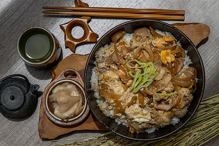 配有蛋和洋葱的日本猪饭碗唐布里盖饭餐厅麻布植物食物蔬菜美食午餐烹饪饮食图片