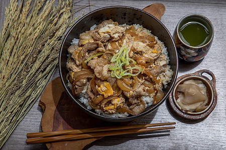 配有蛋和洋葱的日本猪饭碗唐布里美食盖饭文化绿茶蔬菜午餐筷子麻布猪肉食物图片