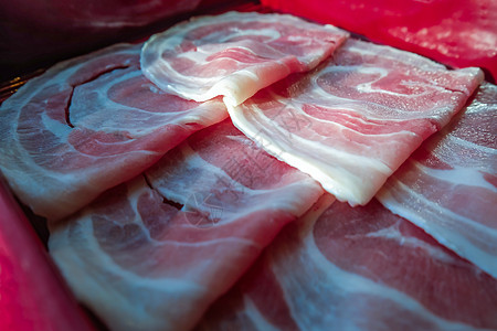 为日本Sukiyaki或Shab提供盘子里新鲜的牛肉猪肉切片鱼片食物塑料视角黑豚屠夫牛扒食品静物托盘图片